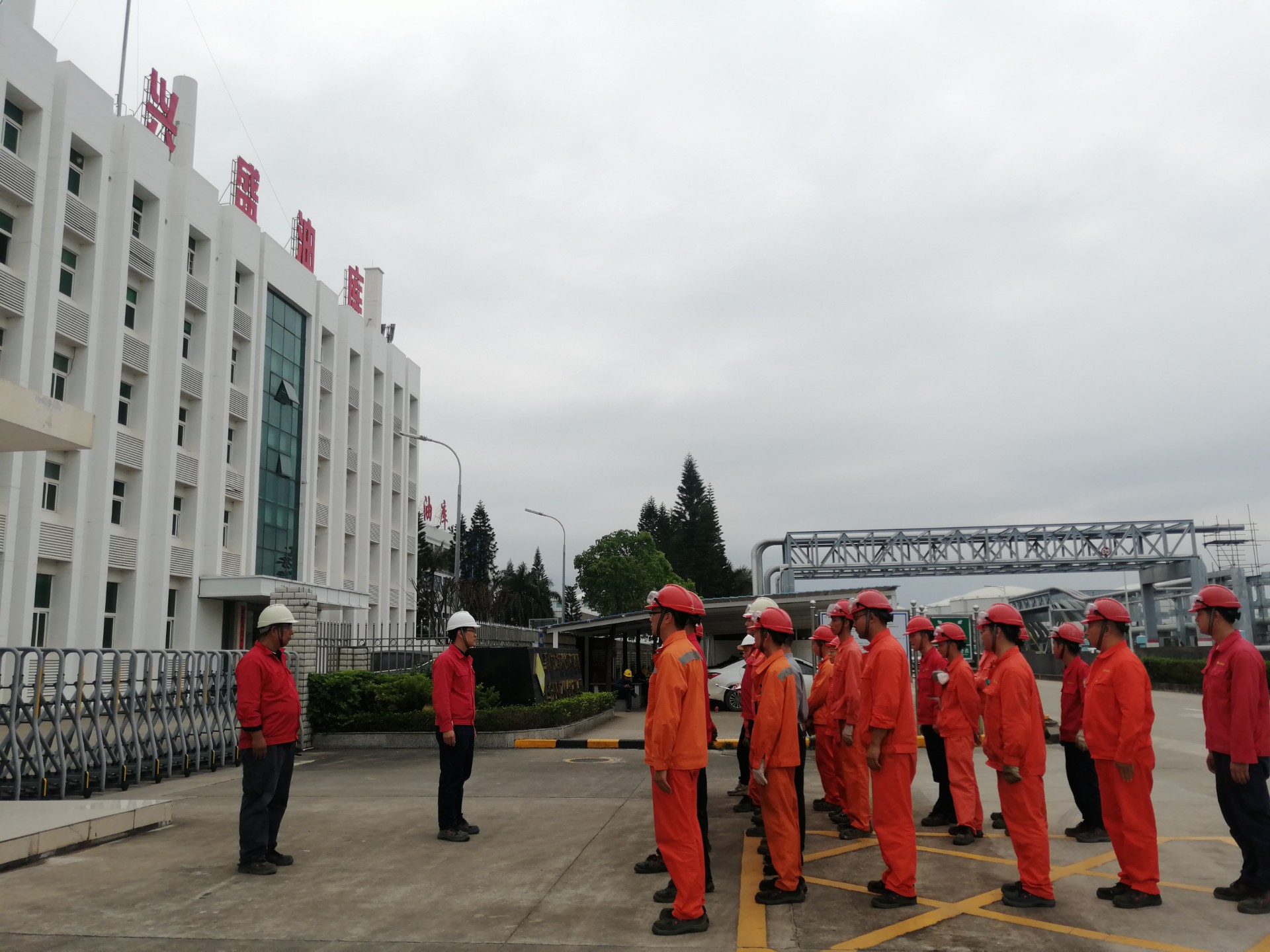 興盛油庫組織全體員工模擬進行T1108罐汽油泄漏、火災(zāi)事故應(yīng)急演練